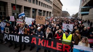 Menschen demonstrieren nach dem Tod des Regimekritikers Nawalny in Berlin gegen die russische Regierung. Foto: dpa/Fabian Sommer