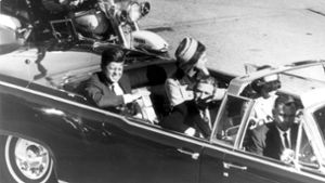 Der damalige US-Präsident John F. Kennedy in der offenen Limousine, in der ihn zwei Schüsse trafen. Einer oder mehrere Täter? Noch sind nicht alle Akten zum Fall freigegeben. Foto: imago/United Archives International/imago stock&people