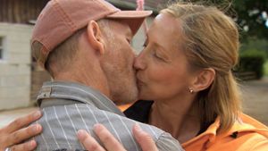 Hans und Elke beim ersten Kuss in Staffel 19 von Bauer sucht Frau. Foto: RTL
