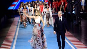 Topmodel Gigi Hadid und Designer Tommy Hilfiger nach der Hilfiger-Modenschau in Mailand am Sonntag. Foto: AFP