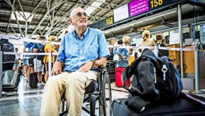 Wolfgang Wolf auf dem Flughafen Stuttgart: Noch einmal wird er mit Eurowings fliegen – das Ticket für den zweiten Flug ist ja auch schon lang gekauft. Foto: Lichtgut/Julian Rettig