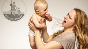 Babys wollen die Welt entdecken, dazu gehören auch Mamas Haare. Autsch! Foto: Gründler/ Adobe-Stock