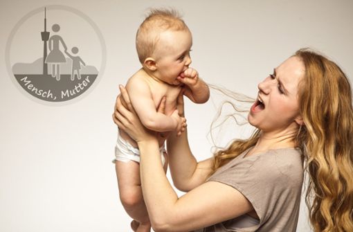 Babys wollen die Welt entdecken, dazu gehören auch Mamas Haare. Autsch! Foto: Gründler/ Adobe-Stock