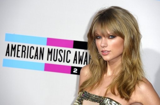 Die Country- und Popsängerin Taylor Swift hat bei den American Music Awards in der Nacht zum Montag in Los Angeles vier Preise - darunter den wichtigsten als Künstler des Jahres - gewonnen. Foto: dpa