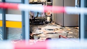 In einer Augsburger Bank erbeuten Unbekannte Zehntausende Euro, viele Scheine lagen noch am Tatort. Foto: dpa/Matthias Balk