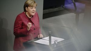 Angela Merkel rechtfertigt die Corona-Maßnahmen im Bundestag. Foto: dpa/Michael Kappeler