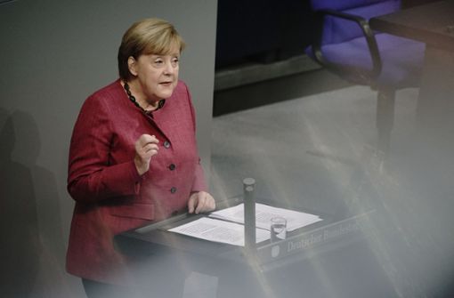 Angela Merkel rechtfertigt die Corona-Maßnahmen im Bundestag. Foto: dpa/Michael Kappeler