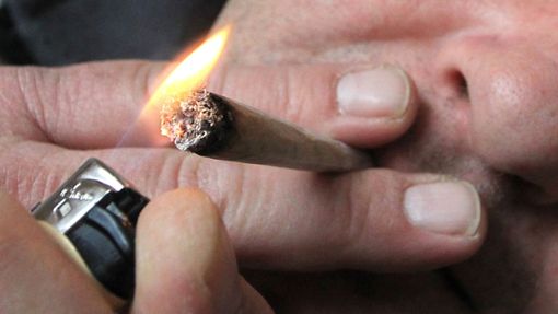 Ein Mann raucht eine selbst gedrehte Cannabis-Zigarette. Als erstes Bundesland hat Bayern einen Bußgeld-Katalog für Verstöße gegen das Cannabisgesetz beschlossen. Foto: dpa/Karl-Josef Hildenbrand