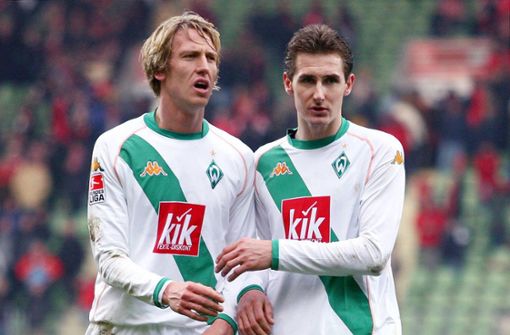 Frank Fahrenhorst (li.) und Miroslav Klose spielten gemeinsam für Werder Bremen – nun trafen sie als Trainer bei einem Testspiel aufeinander. Foto: imago/Ulmer