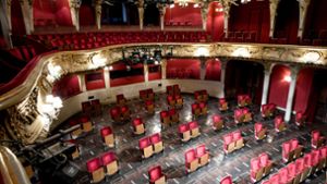 Manche Theater haben sogar   Sitze ausgebaut, um zu sicheren Orten zu werden: der Zuschauerraum des Berliner Ensembles. Foto: picture alliance/dpa