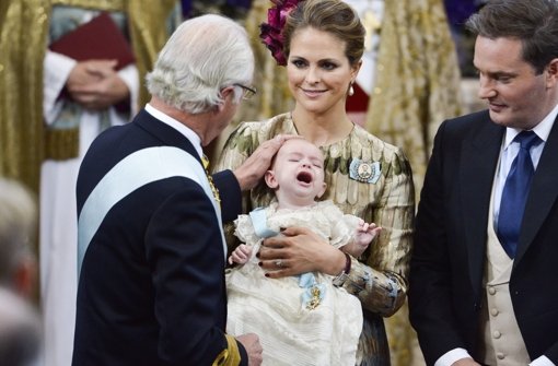 Auch König Carl Gustaf kann den kleinen Schreihals nicht beruhigen. Prinz Nicolas schreit, bis Estelle auf die rettende Idee kommt. Foto: dpa