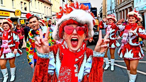 Im Rheinland erreicht der Karnevalstrubel am Rosenmontag seinen Höhepunkt. In anderen Teilen der Republik finden die Umzüge teils schon am Donnerstag davor statt – oder auch am Faschingsdienstag. Foto: dpa/Sebastian Willnow