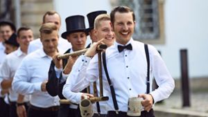 Krug und Leiter sind feste Utensilien des Esslinger Kandelmarschs. Foto: Ines Rudel