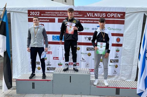 Der Nachwuchsringer Kevin Karl (Mitte) nach seinem Sieg in Vilnius Foto: Privat