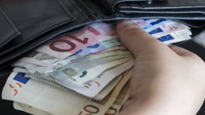 Unbekannter klaut 53-Jähriger Scheine aus ihrem Geldbeutel
