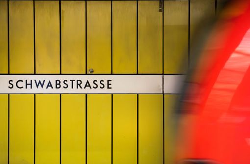 Zwei Männer und eine Frau hatten es am Sonntagabend auf die Wertsachen eines 44-Jährigen an der S-Bahn-Haltestelle Schwabstraße abgesehen. (Symbolfoto) Foto: Lichtgut/Max Kovalenko