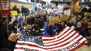 Flüchtlinge werden an US-Flughäfen festgehalten. Foto: dpa/seattlepi.com
