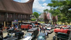 Mit 22 Lastwagen sind 87 Freiwillige der Nachbarkirche Toraja angereist, um den Opfern zu helfen. Foto: EMS