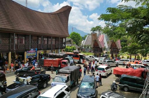 Mit 22 Lastwagen sind 87 Freiwillige der Nachbarkirche Toraja angereist, um den Opfern zu helfen. Foto: EMS