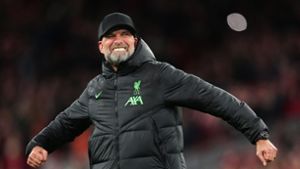 Liverpool-Trainer Jürgen Klopp kann nach dem Sieg gegen Schlusslicht Sheffield über sich selbst lachen. Foto: dpa/Peter Byrne
