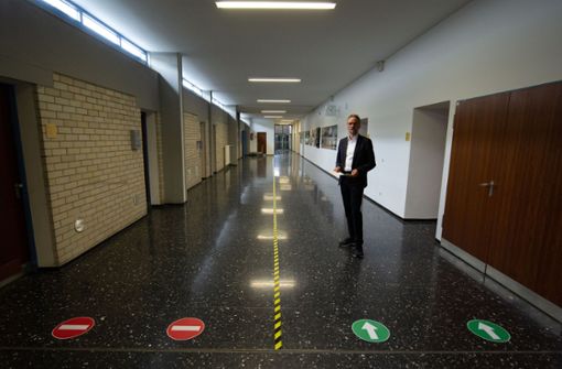 Immer schön Abstand halten: Felix Winkler hat sich die Einbahnstraßenregelung für die Schüler  der Stuttgarter Schule für Farbe und Gestaltung einfallen lassen. Foto: Lichtgut/Leif Piechowski