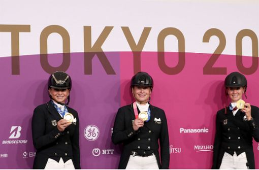 Die Dressur-Equipe sicherte sich die Goldmedaille. Foto: dpa/Friso Gentsch