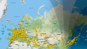 Die Maschinen umfliegen die Ukraine und Russland. Flightradar24.com ist ein Internetdienst zur Echtzeit-Positionsdarstellung von Flugzeugen (Zeitpunkt: Donnerstag, 11.35 Uhr). Foto: Flightradar