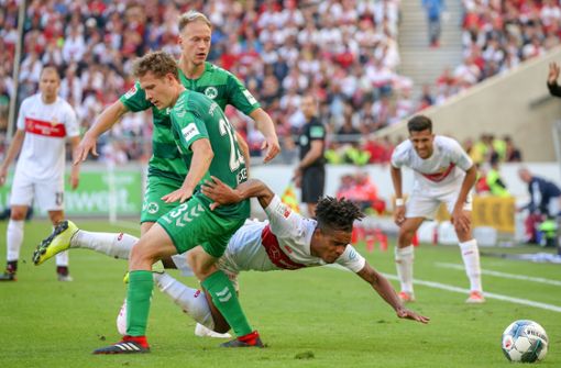 Dass es in der zweiten Liga hart zur Sache geht, hat am Samstag nicht nur Daniel Didavi (2. v. re.) vom VfB Stuttgart zu spüren bekommen. Foto: Baumann