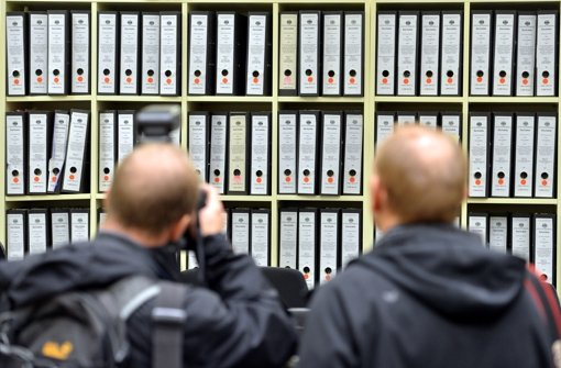Journalisten fotografieren im Münchener Oberlandesgericht Ermittlungsakten. Foto: dpa