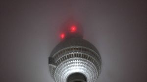 Dichter Nebel hüllt in Berlin den Fernsehturm ein. Foto: dpa
