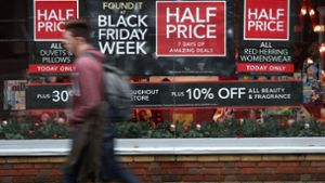 Wie in England (im Bild ein Geschäft in Basingstoke) wird der Rabatt-Tag „Black Friday“ auch in Deutschland immer populärer. Foto: AP