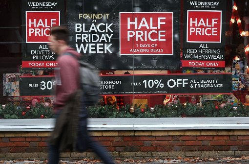 Wie in England (im Bild ein Geschäft in Basingstoke) wird der Rabatt-Tag „Black Friday“ auch in Deutschland immer populärer. Foto: AP