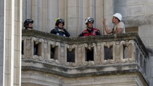 Ermittler bei der Arbeit nach dem Brand in der Kathedrale von Nantes Foto: AFP/Sebastien Salom-Gomis
