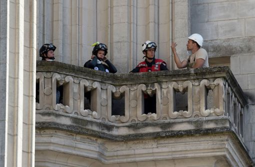 Ermittler bei der Arbeit nach dem Brand in der Kathedrale von Nantes Foto: AFP/Sebastien Salom-Gomis