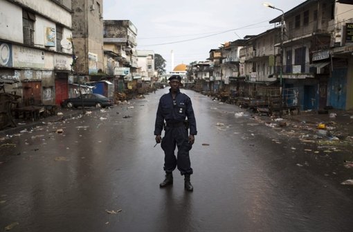 Im Kampf gegen Ebola gab es in Sierra Leone zuletzt eine dreitägige Ausgangssperre.  Foto: dpa