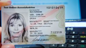 Der  Personalausweis soll Behördengänge per Mausklick möglich machen – doch die Erwartungen haben sich bisher nicht erfüllt. Foto: dpa-Zentralbild
