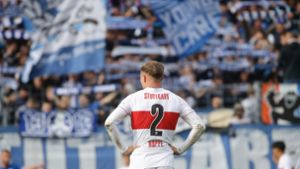 Der enttäuschte VfB-Verteidiger Mattis Hoppe vor den jubelnden Kickers-Fans Foto: Pressefoto Baumann/Hansjürgen Britsch