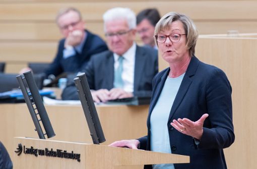 Finanzministerin Edith Sitzmann präsentiert den Haushaltsentwurf für 2020/21 Foto: dpa/Tom Weller