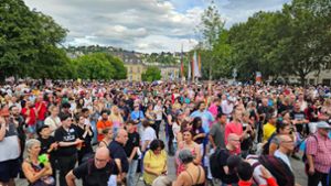 Auf dem Stuttgarter Schlossplatz wurde beim CSD die Vielfalt gefeiert – es gab dort aber Störaktionen sowohl von linker als auch rechter Seite. Foto: Fotoagentur-Stuttg/Andreas Rosar