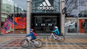Adidas hatte zunächst angekündigt, für die derzeit geschlossenen Läden keine Miete zu zahlen. Nun soll dies doch geschehen. Foto: AFP/ODD ANDERSEN