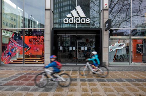 Adidas hatte zunächst angekündigt, für die derzeit geschlossenen Läden keine Miete zu zahlen. Nun soll dies doch geschehen. Foto: AFP/ODD ANDERSEN