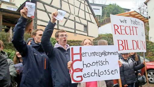 Die Schüler fordern am Rathaus, die Mängel an ihrer Schule zu beheben. Foto: avanti/Ralf Poller