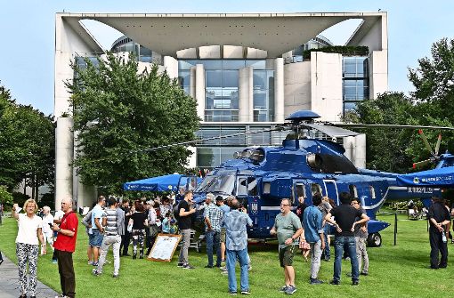 Kanzlergarten mit Hubschrauber: Tausende Bürger haben am Wochenende beim Tag der offenen Tür der Bundesregierung auch das Kanzleramt anschauen können – allerdings nur die beiden unteren  Etagen. Foto: dpa