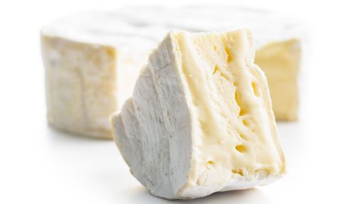 Camembert-Liebhaber  müssen sich in Zukunft wohl  auf eine veränderte Farbe, eine veränderte Beschaffenheit der Kruste oder einen leicht veränderten Geschmack des Käse einstellen. Foto: Imago/Pond5 Images