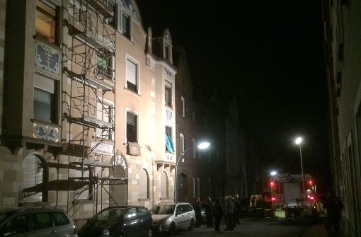 Von der Feuerwehr hell erleuchtet ist das Haus in der Sedanstraße in Herne (Nordrhein-Westfalen). In dem Gebäude gab es einen Wohnungsbrand; später wurden hier zwei Tote gefunden. Foto: dpa