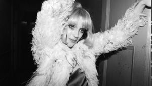Annie Clark aka St. Vincent verkleidet sich als Seventies-Glamour-Girl. Ähnlichkeiten mit der Warhol-Muse Candy Darling sind alles andere als zufällig Foto: Zackery Michael
