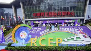 RCEP steht in einem großen Schriftzug vor der Kongresshalle, wo die Economic and Trade Expo in Huaihua City in China stattfindet. (Foto vom 23. Oktober 2023). Foto: Imago/Xinhua
