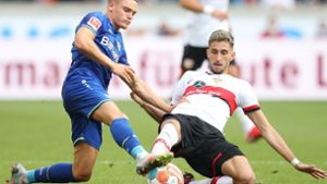 Kaum zu stoppen: Florian Wirtz (li.) im Zweikampf mit VfB-Profi Atakan Karazor. Foto: dpa/Tom Weller