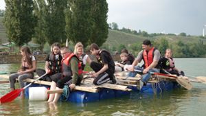 Wladimir Klitschko (zweiter von rechts) paddelt mit Schülern auf einem selbst gebauten Floß  über den Max-Eyth-See in Stuttgart. Foto: Hübsch/privat