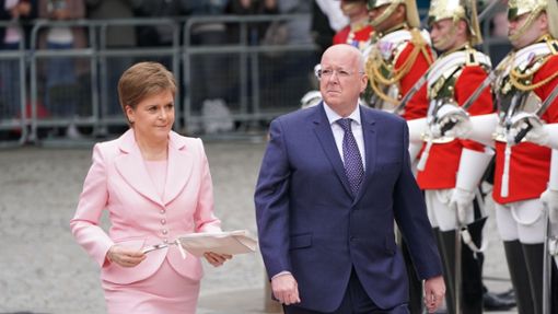 Die ehemalige schottische Premierministerin Nicola Sturgeon (l.) und ihr Ehemann Peter Murrell. Foto: Kirsty Oconnor/PA/dpa